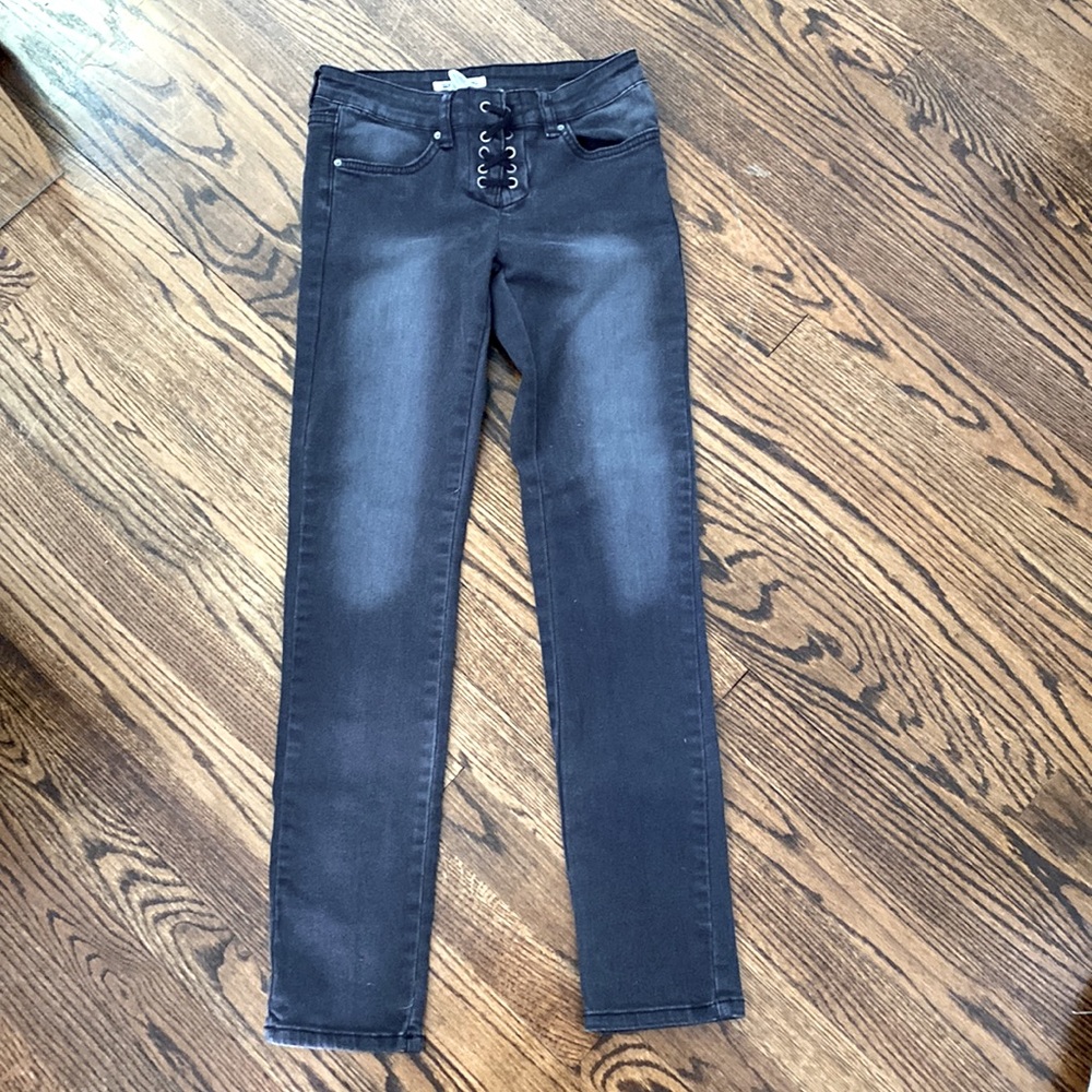 Black size xs billabong jeans! super cute! NEVER WORN